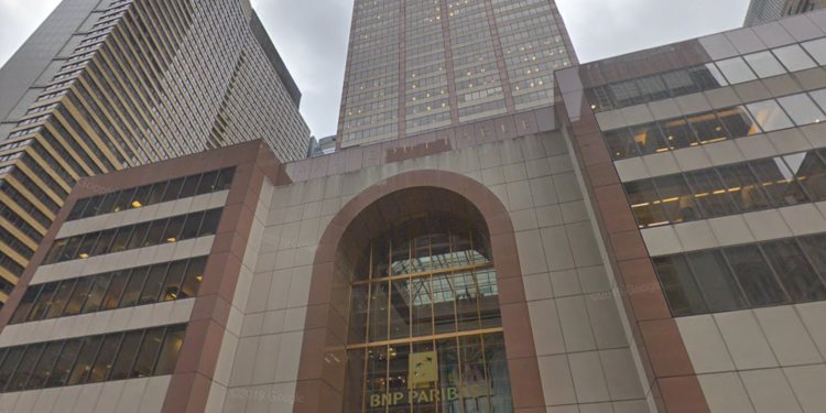 Breaking: Helicopter crashes into the roof of a building in Midtown Manhattan