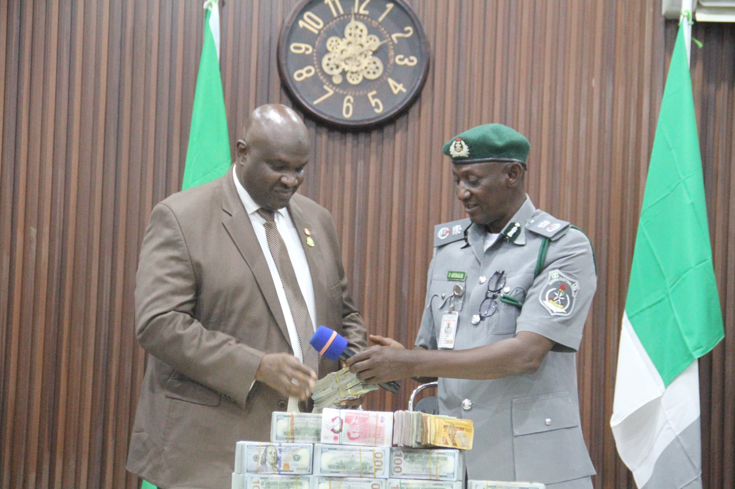 Customs Seizes N654m in Undeclared Foreign Currency at Kano Airport, Hands Over Suspects to EFCC