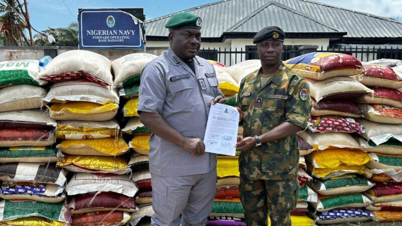 Navy Sustains Anti-Smuggling Pressure, Confiscated Rice Handed Over to Authorities