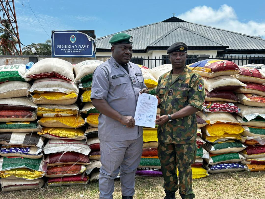 Navy Sustains Anti-Smuggling Pressure, Confiscated Rice Handed Over to Authorities